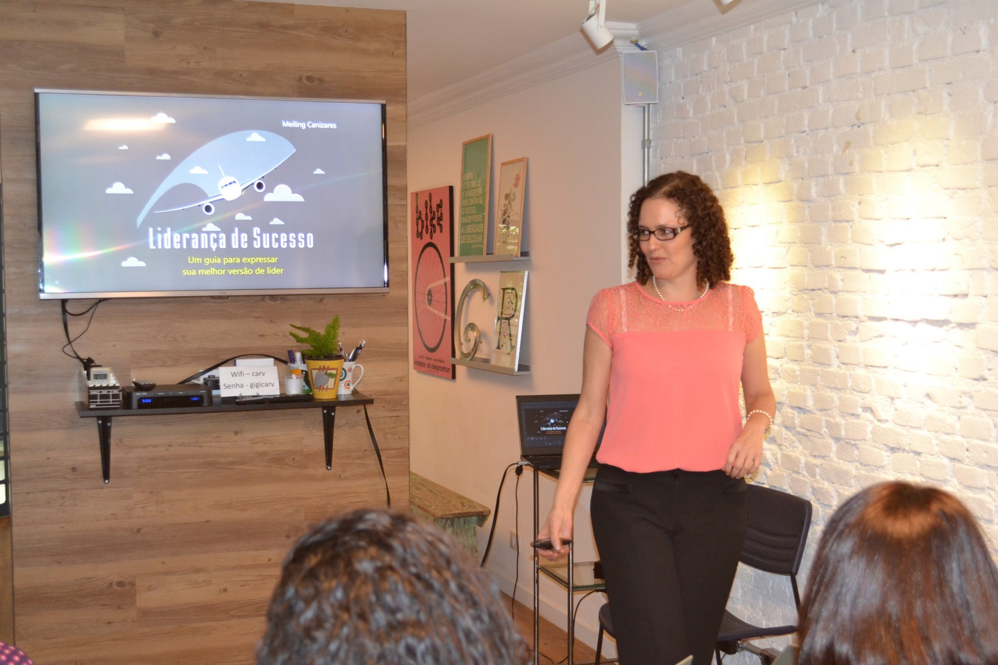 EQUIPAMENTO ÁUDIO VISUAL